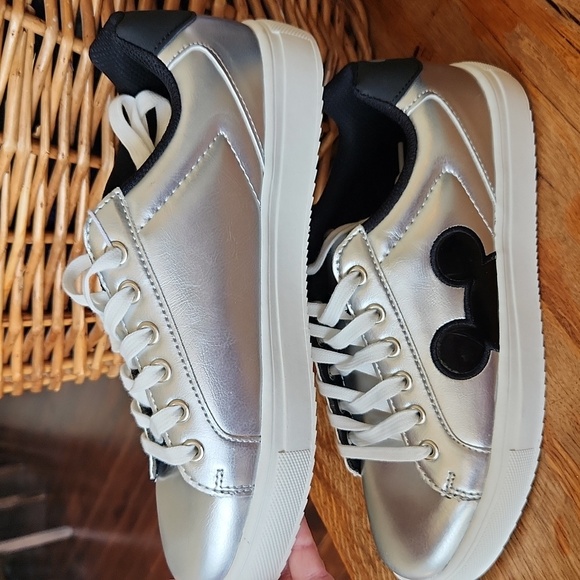 Silver Mickey Sneakers sz 9 Metallic Disneyworld Disneyland - Picture 9 of 10